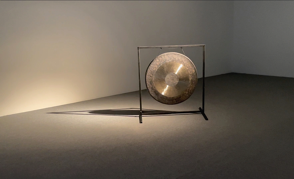 Ein Gong in einem leeren Raum